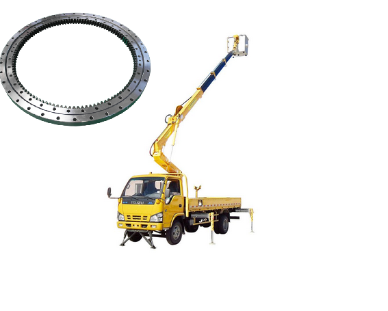 Xe tải l&agrave;m việc tr&ecirc;n cao