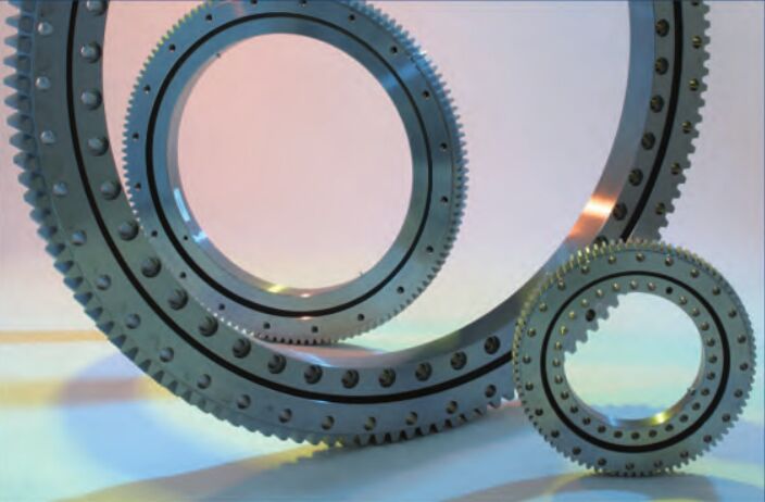 Quả b&oacute;ng đơn bốn điểm tiếp x&uacute;c với v&ograve;ng bi